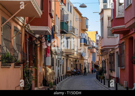 Balat, Istanbul/Türkei - am 24. September 2019: eine Straße in Balat, Istanbul Stockfoto