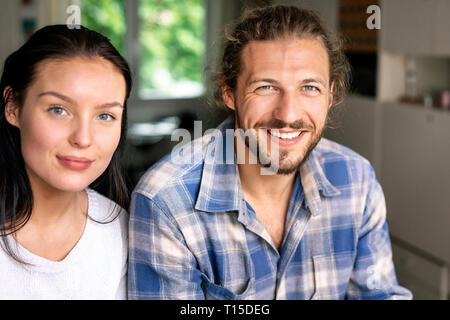 Portrait von ein glückliches junges Paar zu Hause Stockfoto