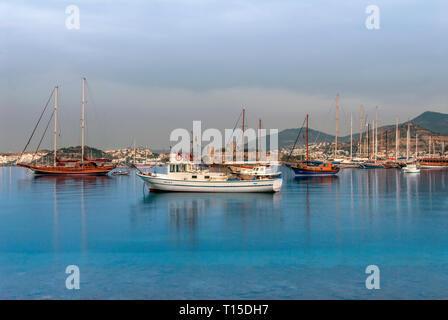 Bodrum, Türkei, 30. Mai 2010: Segelboote und die Burg von Bodrum Stockfoto