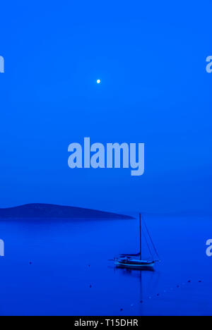 Bodrum, Türkei, 30. Mai 2010: Segelboot an der Blauen Nacht Stockfoto