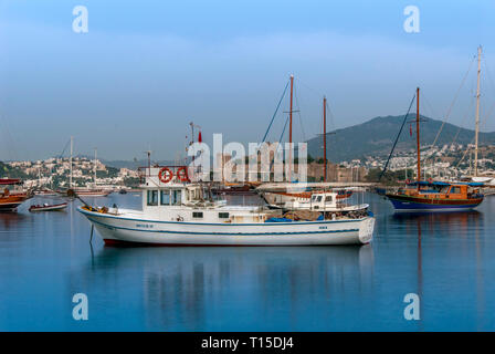 Bodrum, Türkei, 30. Mai 2010: Segelboote und die Burg von Bodrum Stockfoto