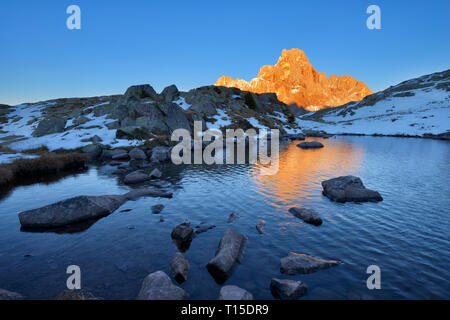 Berg Cimon della Pala (Teil der Bergkette Pale di San Martino) im warmen Abendlicht mit kleinen See. UNESCO-Weltkulturerbe. Cimo Stockfoto