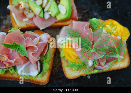 Open-faced Sandwich mit Tomate, Feigen, Avocado und Dill Stockfoto