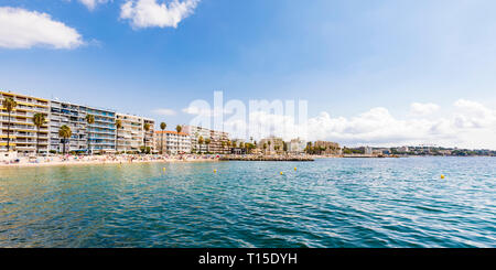 Frankreich, Provence-Alpes-Cote d'Azur, Juan-les-Pins, der Strand und die Hotels Stockfoto