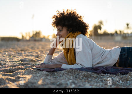 Frau im Sand, am Strand zu entspannen, ein Buch lesen Stockfoto