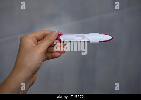 Close-up Woman's Hände, die positiven Schwangerschaftstest Stockfoto