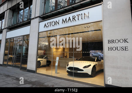 Aston Martin Showroom an der Park Lane in Mayfair, London, England, Großbritannien Stockfoto