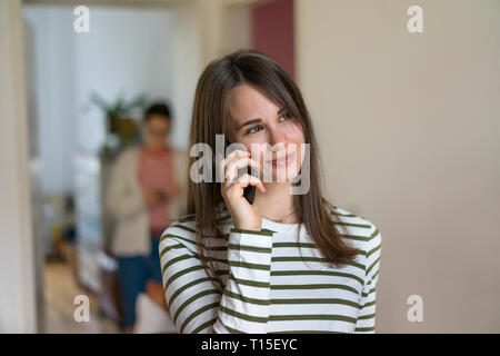 Junge Frau am Telefon sprechen Stockfoto