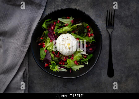 Orientalischer Salat mit Minze, Pistazien, Granatapfel Samen und burrata Käse Stockfoto