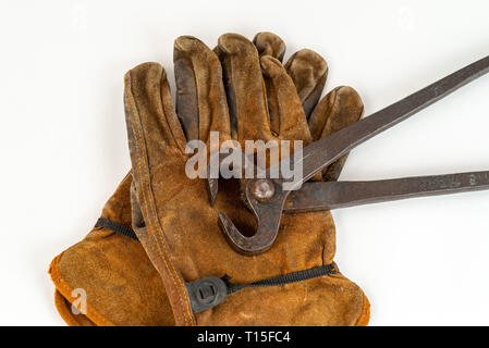 Jahrgang Paar Schneiden Zangen Zangen und Arbeitshandschuhe Stockfoto