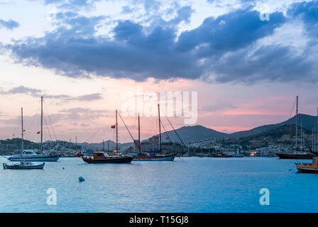 Bodrum, Türkei, 27. Mai 2011: Segelboote in der Bucht von Kumbahce auf Sonnenuntergang Stockfoto