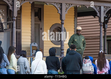 National Park Service Ranger sprechen mit Reisegruppe im Geburtshaus von Martin Luther King, Jr. auf Auburn Avenue in Atlanta, Georgia. (USA) Stockfoto