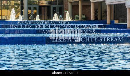 Einen reflektierenden Pool mit Zitat von Martin Luther King, Jr. im King Center, Website der Martin Luther King und Coretta Scott King Grab in Atlanta, GA. Stockfoto