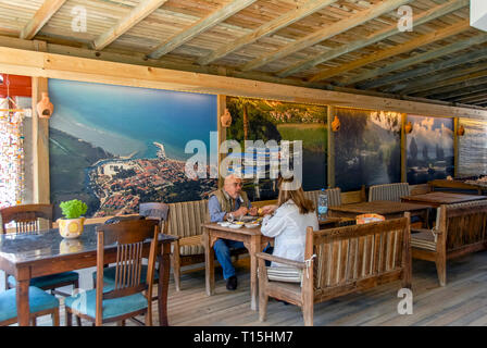 Mugla, Türkei, 3. Juni 2012: Die Menschen essen im Cafe, Gökova, Akyaka Stockfoto