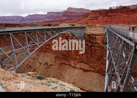 Navajo Bridge ist ein paar Edelstahl brüstungs Bogenbrücken, dass der Colorado River in der Nähe von Lee's Ferry in Arizona. Stockfoto