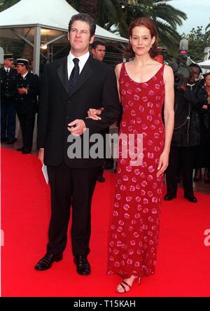 CANNES, FR. Mai 11, 1997: Sigourney Weaver bei den Filmfestspielen von Cannes 1997. Stockfoto