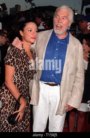 LOS ANGELES, Ca. August 04, 1997: James Coburn & Frau Paula Murad bei der Premiere in Los Angeles der "Verschwörungstheorie". Stockfoto