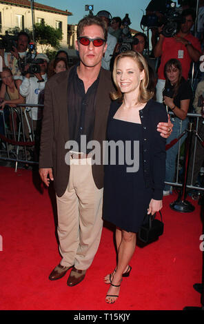 LOS ANGELES, Ca. Juli 01, 1997: Matthew Mcconaughey & Jodie Foster bei der Premiere von "Kontakt" Stockfoto