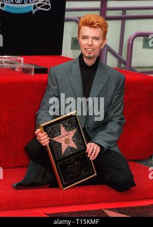 LOS ANGELES, Ca. Februar 12, 1997: Popstar David Bowie an Hollywwod Boulevard für die enthüllung von seinen Stern auf dem Hollywood Walk of Fame. Bowie feierte kürzlich seinen 50. Geburtstag. Stockfoto