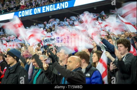 London, Großbritannien. 22 Mär, 2019. England Unterstützer während der UEFA EURO 2020 Qualifier Match zwischen England und der Tschechischen Republik im Wembley Stadion, London, England am 22. März 2019. Foto von Andy Rowland/PRiME Media Bilder. Credit: Andrew Rowland/Alamy leben Nachrichten Stockfoto