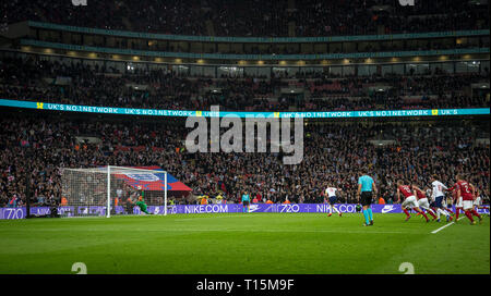 London, Großbritannien. 22 Mär, 2019. Harry Kane (Sporen) von England zählt eine Strafe es 2-0 während der UEFA EURO 2020 Qualifier Match zwischen England und der Tschechischen Republik im Wembley Stadion, London, England am 22. März 2019. Foto von Andy Rowland/PRiME Media Bilder. Credit: Andrew Rowland/Alamy leben Nachrichten Stockfoto