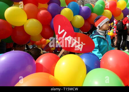Bukarest, Rumänien. 23 Mär, 2019. Bukarest, Rumänien - 23. März 2019: Kinder spielen zwischen bunten Ballons am 'March für das Leben - Einzigartige ab der ersten Sekunde', eine Rallye organisiert, um das Recht der ungeborenen Kinder auf Leben zu schützen, in Bukarest. Credit: Lcv/Alamy leben Nachrichten Stockfoto