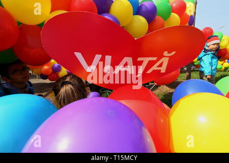 Bukarest, Rumänien. 23 Mär, 2019. Bukarest, Rumänien - 23. März 2019: Kinder spielen zwischen bunten Ballons am 'March für das Leben - Einzigartige ab der ersten Sekunde', eine Rallye organisiert, um das Recht der ungeborenen Kinder auf Leben zu schützen, in Bukarest. Credit: Lcv/Alamy leben Nachrichten Stockfoto