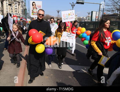 Bukarest, Rumänien. 23 Mär, 2019. Bukarest, Rumänien - März 23, 2019: Die Menschen nehmen an der 'March für das Leben - Einzigartige ab der ersten Sekunde', eine Rallye organisiert, um das Recht der ungeborenen Kinder auf Leben zu schützen, in Bukarest. Credit: Lcv/Alamy leben Nachrichten Stockfoto