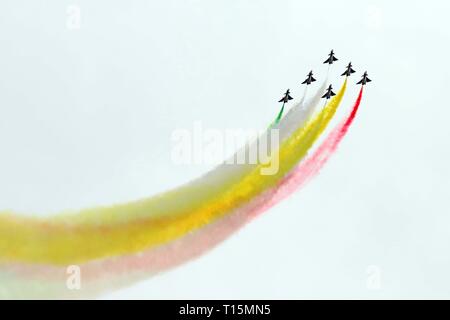 Islamabad, Pakistan. 23 Mär, 2019. J-10 Kampfjets der 1. August die chinesische Volksbefreiungsarmee (PLA) Luftwaffe Kunstflug Team führen Sie während einer Flugschau zu markieren, um den pakistanischen Nationalfeiertag in Islamabad, der Hauptstadt von Pakistan, am 23. März 2019. Pakistan National Day, auch bekannt als Pakistan Auflösung Tag oder Tag der Republik, wird jährlich am 23. März gefeiert. Credit: Ahmad Kamal/Xinhua/Alamy leben Nachrichten Stockfoto