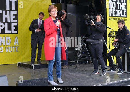 London, Großbritannien. 23. März, 2019. Der erste Minister von Schottland Nicola Sturgeon spricht über 'Abstimmung' März in Parliament Square, London, 23. März, 2019. Quelle: Thomas Krych/Alamy leben Nachrichten Stockfoto