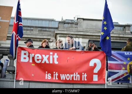 London, 23. März 2019: Demonstranten auf dem Trafalgar Square. Eine Million Menschen sind schätzungsweise durch London marschierten fordern für die Öffentlichkeit gegeben werden, eine endgültige auf Brexit sagen. Credit: Claire Doherty/Alamy leben Nachrichten Stockfoto