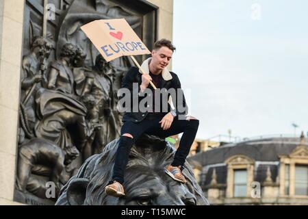 London, 23. März 2019: Demonstranten auf dem Trafalgar Square. Eine Million Menschen sind schätzungsweise durch London marschierten fordern für die Öffentlichkeit gegeben werden, eine endgültige auf Brexit sagen. Credit: Claire Doherty/Alamy leben Nachrichten Stockfoto