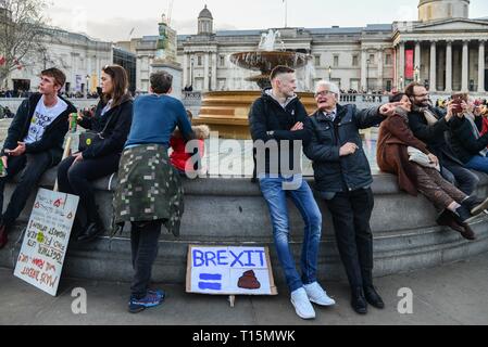 London, 23. März 2019: Demonstranten auf dem Trafalgar Square. Eine Million Menschen sind schätzungsweise durch London marschierten fordern für die Öffentlichkeit gegeben werden, eine endgültige auf Brexit sagen. Credit: Claire Doherty/Alamy leben Nachrichten Stockfoto