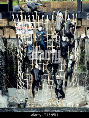 Glasgow, Schottland, Großbritannien, 23. März, 2019. Red Bull Neptun Schritte Herausforderung auf der Forth-and-Clyde-Kanal bei Maryhill Schlösser. Gerard Fähre / alamy Leben Nachrichten Stockfoto