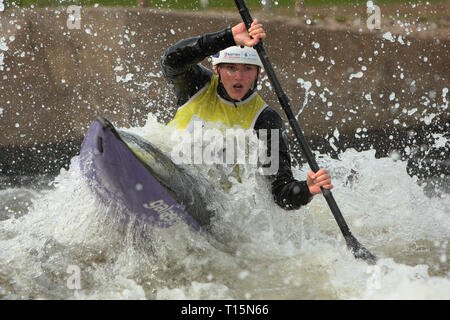 Nottingham, Vereinigtes Königreich 23. März 2019 ein Paddler konkurrieren in der K1 Frauen Kanuslalom Premier Division bei Holme Pierrepont heute © Peter Hutmacher/Alamy leben Nachrichten Stockfoto