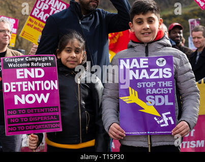 Edinburgh, Schottland, Großbritannien. 23 Mär, 2019. März, im schottischen Parlament in Edinburgh von Rechtsextremen schottischen Defence League (SDL) wurde durch eine Gegendemonstration von einigen linken Gruppen, wie Vereinen gegen den Faschismus, der musselin Frauen verband und Edinburgh Antifa met. Eine starke Polizeipräsenz in Kraft war und die SDL wurden eng zu und von der Waverley Station begleitet. Abgebildet; Zähler Demonstration gegen rassistischen Demonstranten Credit: Iain Masterton/Alamy leben Nachrichten Stockfoto