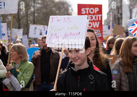 London, Großbritannien. 23 Mär, 2019. Mädchen tragen Protest anmelden unter Völkern Abstimmung März. London, 24. März 2019 Credit: Chris Moos/Alamy leben Nachrichten Stockfoto