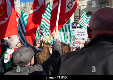 Prato, Italien. 23. März, 2019. Die Masse, die am antifaschistischen Gegendemonstration der italienischen Linken Kräfte gegen die Demo von Forza Nuova in Prato, Italien organisiert. Credit: Mario Carovani/Alamy leben Nachrichten Stockfoto