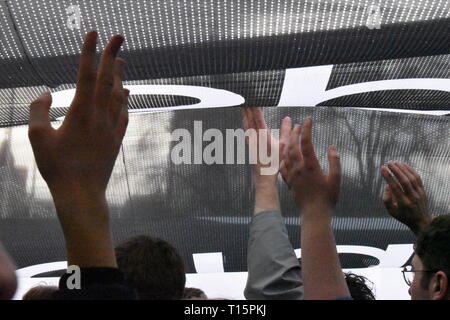 London, Großbritannien. 23 Mär, 2019. Abstimmung der Völker, Demonstranten versuchen, eine neue Stimme für die aktuellen Zeiten. Briten wollen in der EU zu bleiben. Eine grosse Fahne unterstützen die Völker Abstimmung ist Unfurled. Credit: Katherine Da Silva Credit: Katherine Da Silva/Alamy leben Nachrichten Stockfoto
