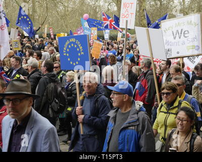 London, England. 23. März, 2019. Tausende von Menschen März nach Westminster ein zweites Referendum, ob Großbritannien die EU verlassen sollte zu verlangen. Credit: Anna Stowe/Alamy leben Nachrichten Stockfoto