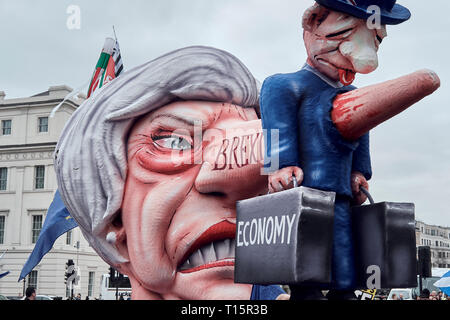 London, Großbritannien. 23 Mär, 2019. Mai Pinocio Statue, Trailer, People's März Protest Credit: Rokas Juozapavicius/Alamy leben Nachrichten Stockfoto