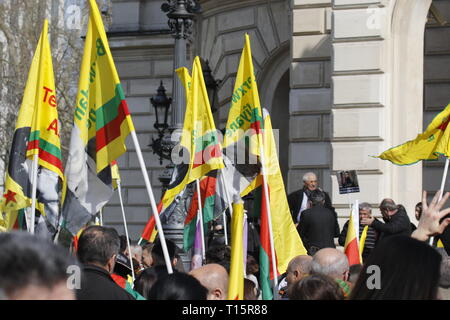 Frankfurt am Main, Deutschland. 23. März 2019. Die Demonstranten wave Flags von rojava (syrischen Kurdistan) und YPG und YPF Fahnen auf der Protest. Mehrere tausend Kurden marschierten durch Frankfurt, Nawroz, Festival der Kurdischen des neuen Jahres zu feiern. Es war die zentrale Feier für Deutschland und wurde unter dem Motto "Frei Abdullah Öcalan" gehalten, der Führer der PKK (Arbeiterpartei Kurdistans). Stockfoto