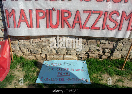 Prato, Italien. 23. März, 2019. Die Masse, die am antifaschistischen Gegendemonstration der italienischen Linken Kräfte gegen die Demo von Forza Nuova in Prato, Italien organisiert. Credit: Mario Carovani/Alamy leben Nachrichten Stockfoto