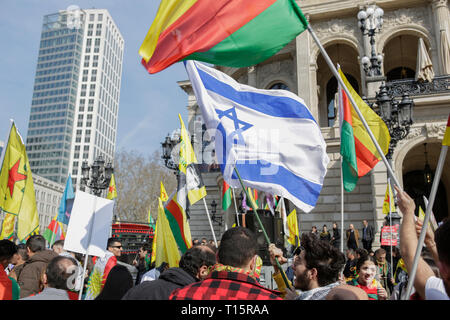 Frankfurt am Main, Deutschland. 23. März 2019. Ein Teilnehmer Wellen eine israelische Flagge im März. Mehrere tausend Kurden marschierten durch Frankfurt, Nawroz, Festival der Kurdischen des neuen Jahres zu feiern. Es war die zentrale Feier für Deutschland und wurde unter dem Motto "Frei Abdullah Öcalan" gehalten, der Führer der PKK (Arbeiterpartei Kurdistans). Stockfoto