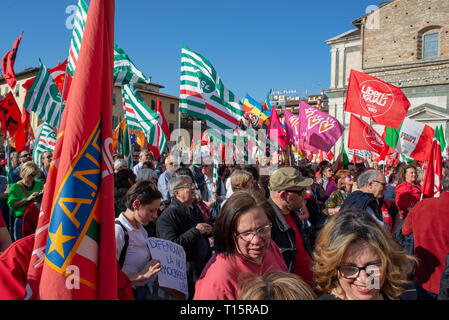 Prato, Italien. 23. März, 2019. Die Masse, die am antifaschistischen Gegendemonstration der italienischen Linken Kräfte gegen die Demo von Forza Nuova in Prato, Italien organisiert. Credit: Mario Carovani/Alamy leben Nachrichten Stockfoto