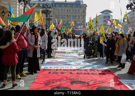 Frankfurt am Main, Deutschland. 23. März 2019. Die Banner liegen auf dem Boden, vor dem März. Mehrere tausend Kurden marschierten durch Frankfurt, Nawroz, Festival der Kurdischen des neuen Jahres zu feiern. Es war die zentrale Feier für Deutschland und wurde unter dem Motto "Frei Abdullah Öcalan" gehalten, der Führer der PKK (Arbeiterpartei Kurdistans). Stockfoto