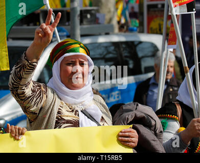 Frankfurt am Main, Deutschland. 23. März 2019. Eine kurdische Frau in traditioneller Kleidung macht einen Sieg unterzeichnen. Mehrere tausend Kurden marschierten durch Frankfurt, Nawroz, Festival der Kurdischen des neuen Jahres zu feiern. Es war die zentrale Feier für Deutschland und wurde unter dem Motto "Frei Abdullah Öcalan" gehalten, der Führer der PKK (Arbeiterpartei Kurdistans). Stockfoto