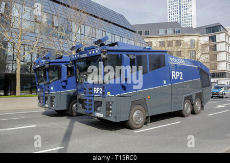 Frankfurt am Main, Deutschland. 23. März 2019. Zwei Wasserwerfer Fahrt voraus. Mehrere tausend Kurden marschierten durch Frankfurt, Nawroz, Festival der Kurdischen des neuen Jahres zu feiern. Es war die zentrale Feier für Deutschland und wurde unter dem Motto "Frei Abdullah Öcalan" gehalten, der Führer der PKK (Arbeiterpartei Kurdistans). Stockfoto