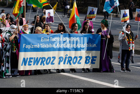 Frankfurt am Main, Deutschland. 23. März 2019. Teilnehmer März mit Banner und Poster durch Frankfurt. Mehrere tausend Kurden marschierten durch Frankfurt, Nawroz, Festival der Kurdischen des neuen Jahres zu feiern. Es war die zentrale Feier für Deutschland und wurde unter dem Motto "Frei Abdullah Öcalan" gehalten, der Führer der PKK (Arbeiterpartei Kurdistans). Stockfoto