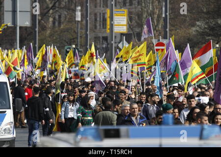 Frankfurt am Main, Deutschland. 23. März 2019. Die demonstranten März mit kurdischen Fahnen, Flaggen der Rojava (syrischen Kurdistan) und YPG und YPF Fahnen auf der Protest. Mehrere tausend Kurden marschierten durch Frankfurt, Nawroz, Festival der Kurdischen des neuen Jahres zu feiern. Es war die zentrale Feier für Deutschland und wurde unter dem Motto "Frei Abdullah Öcalan" gehalten, der Führer der PKK (Arbeiterpartei Kurdistans). Stockfoto